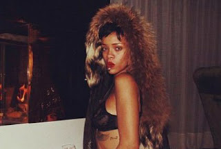 ΔΕΙΤΕ: Η Rihanna να ποζάρει γυμνή χωρίς εσώρουχo - Φωτογραφία 1