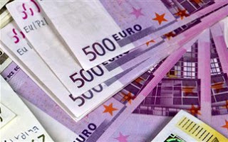 Επέστρεψε 390 χιλ. ευρώ που βρήκε σε τσάντα - Φωτογραφία 1