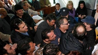 Σοβαρά επεισόδια ..Πολίτες μπούκαραν μέσα στη Κυπριακή Βουλή για να αποτρέψουν νομοσχέδιο.. - Φωτογραφία 1