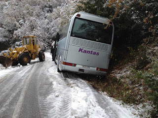 Τουριστικό λεωφορείο εκτός πορείας λόγω... χιονιού στην Καλαμπάκα - Φωτογραφία 1
