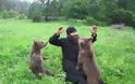 ΔΕΙΤΕ: Μοναχοί του Αγίου όρους παίζουν με... αρκούδες!