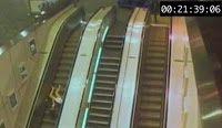Βίντεο: Πτώση σε κυλιόμενες σκάλες, λόγω τακουνιών - Φωτογραφία 1