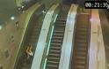 Βίντεο: Πτώση σε κυλιόμενες σκάλες, λόγω τακουνιών