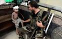 Ένα παιδί στο πόλεμο: Η δραματική φωτογραφία του Άρη Μεσσήνη από την Συρία