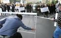 Άγρια επεισόδια αστυνομίας - πολυτέκνων έξω από την Κυπριακή Βουλή