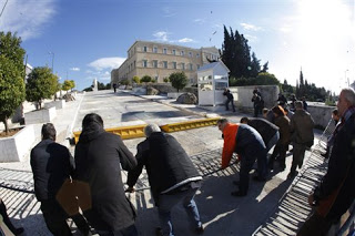 ΚΙΝΗΤΟΠΟΙΗΣΕΙΣ ΚΑΤΑ ΤΩΝ ΠΕΡΙΚΟΠΩΝ ΑΠΟ ΤΟΥΣ ΥΠΑΛΛΗΛΟΥΣ ΤΗΣ ΒΟΥΛΗΣ (video) - Φωτογραφία 2