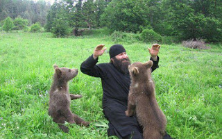 Μοναχοί του Άγιου Όρους φωτογραφίζονται αγκαλιά με... αρκούδες - Φωτογραφία 1