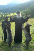 Μοναχοί του Άγιου Όρους φωτογραφίζονται αγκαλιά με... αρκούδες - Φωτογραφία 2
