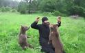 Μοναχοί του Άγιου Όρους φωτογραφίζονται αγκαλιά με... αρκούδες