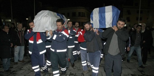 Θρήνος στην Κρήτη - Τυλιγμένα με την ελληνική σημαία τα φέρετρα των δύο θυμάτων του δυστυχήματος - Φωτογραφία 1