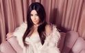 Η Kim Kardashian φωτογραφίζεται με τα εσώρουχα - Φωτογραφία 7