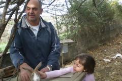 Ο άνθρωπος που αγαπά και προστατεύει τα άγρια πουλιά
