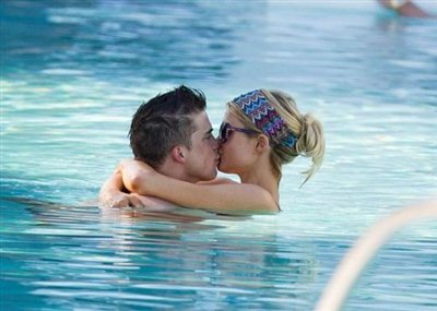 Καυτά φιλιά στην... πισίνα - Φωτογραφία 3