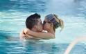 Καυτά φιλιά στην... πισίνα - Φωτογραφία 1