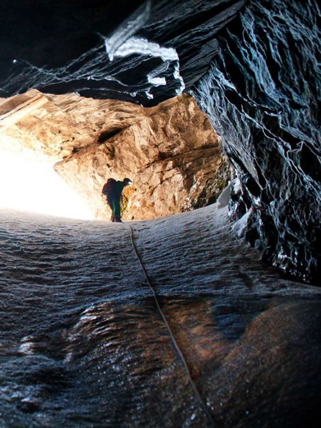 Στα άδυτα του σπηλαίου «Booming Ice Chasm» - Φωτογραφία 9