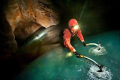 Στα άδυτα του σπηλαίου «Booming Ice Chasm»