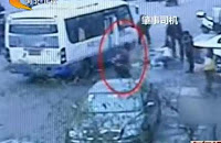 Κίνα-Εκπλιπαρεί περαστικούς να βοηθήσουν το παιδί της..που παγιδεύτηκε κάτω από λεωφορείο..κι αυτοί την αγνοούν - Φωτογραφία 3