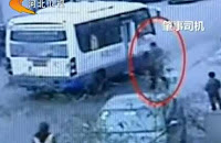 Κίνα-Εκπλιπαρεί περαστικούς να βοηθήσουν το παιδί της..που παγιδεύτηκε κάτω από λεωφορείο..κι αυτοί την αγνοούν - Φωτογραφία 4