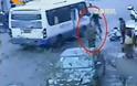 Κίνα-Εκπλιπαρεί περαστικούς να βοηθήσουν το παιδί της..που παγιδεύτηκε κάτω από λεωφορείο..κι αυτοί την αγνοούν - Φωτογραφία 1