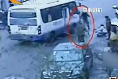 Κίνα-Εκπλιπαρεί περαστικούς να βοηθήσουν το παιδί της..που παγιδεύτηκε κάτω από λεωφορείο..κι αυτοί την αγνοούν