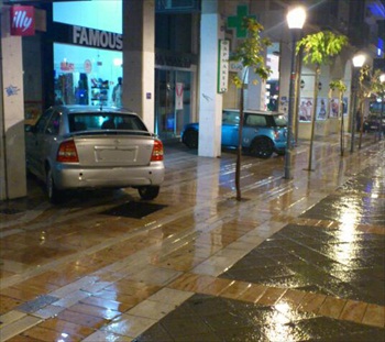 Αγρίνιο: Αναρχία στο παρκάρισμα - Φωτογραφία 2