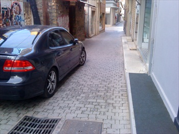 Αγρίνιο: Αναρχία στο παρκάρισμα - Φωτογραφία 3