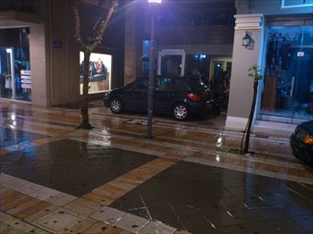 Αγρίνιο: Αναρχία στο παρκάρισμα - Φωτογραφία 4