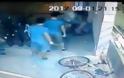 Νεαρός προσπαθεί να κλέψει ποδήλατο έξω από γυμναστήριο...αλλά οι αθλητές τον έπιασαν και τον...Δείτε το βίντεο