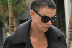 H Charlize Theron αποκαλύπτει το κοντό μαύρο κούρεμα