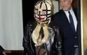 Lady Gaga: Έβαλε το κλουβί στο κεφάλι και βγήκε…