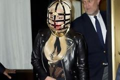 Lady Gaga: Έβαλε το κλουβί στο κεφάλι και βγήκε…