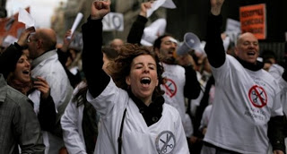 Ισπανία: «Λευκή παλίρροια» κατά των περικοπών στην Υγεία - Φωτογραφία 1