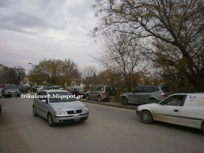 Απίστευτα παρκαρίσματα οδηγών έξω από το Μύλο των Ξωτικών στα Τρίκαλα - Φωτογραφία 2