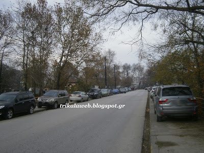 Απίστευτα παρκαρίσματα οδηγών έξω από το Μύλο των Ξωτικών στα Τρίκαλα - Φωτογραφία 3