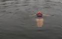 Μία Κινέζα αποφάσισε να διασχίσει την υδρόγειο κολυμπώντας