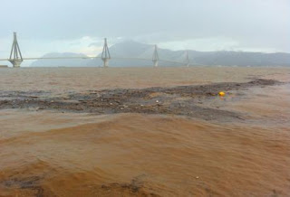 Πάτρα: Σε επιφυλακή για την κακοκαιρία - Νέα επιδείνωση του καιρού - Άλλαξε χρώμα η θάλασσα στο Ρίο - Πλημμύρισε το γραφείο του Δημάρχου - Δείτε φωτο - Φωτογραφία 1