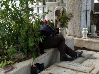 Ανατριχιαστικό: Άνδρας κοιμάται στον τάφο της Αλίκης Βουγιουκλάκη - Φωτογραφία 2