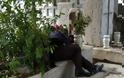Ανατριχιαστικό: Άνδρας κοιμάται στον τάφο της Αλίκης Βουγιουκλάκη