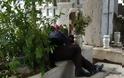 Ανατριχιαστικό: Άνδρας κοιμάται στον τάφο της Αλίκης Βουγιουκλάκη - Φωτογραφία 2