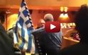 Εισβολή μικροπωλητών με Ελληνική σημαία στο δημαρχείο Θεσσαλονίκης.. Έκπληκτος κοιτούσε ο Μπουτάρης.Βίντεο.