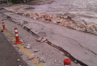 Πάτρα: Λίμνη η ...Πλαζ, μετά την επιδρομή της κακοκαιρίας - Στο δρόμο νερά και πέτρες - Φωτογραφία 8