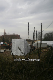 Πεταμένες σανίδες που δεν τις μάζεψαν στο Μύλο των Ξωτικών. Μυστήριο για το πράσινο λάστιχο....που βγαίνει κάτω από το κοντέινερ - Φωτογραφία 3