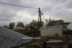 Πεταμένες σανίδες που δεν τις μάζεψαν στο Μύλο των Ξωτικών. Μυστήριο για το πράσινο λάστιχο....που βγαίνει κάτω από το κοντέινερ