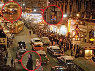 Γνωστά πρόσωπα στη γιορτινή φωτό της Αθήνας του '60 - Η φωτο που σαρώνει στο διαδίκτυο - Φωτογραφία 2