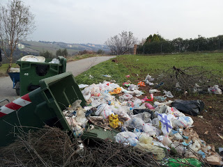 Δήμος Θερμαϊκού: Ένας υπέροχος σκουπιδότοπος για να ζεις, αναφέρει αναγνώστρια - Φωτογραφία 1
