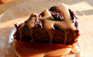 Η συνταγή της ημέρας: Κέικ σοκολάτας με καραμελένια επικάλυψη - Φωτογραφία 1