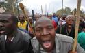Νότιος Αφρική: Με λαστιχένιες σφαίρες απώθησε η αστυνομία απεργούς εργάτες σε χρυσωρυχείο