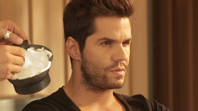 Το αγοράκι της φωτογραφίας είναι σήμερα πασίγνωστος τραγουδιστής… - Φωτογραφία 2