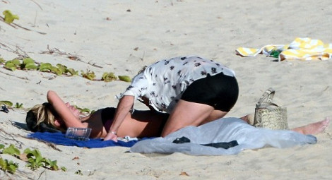 Οι ερωτικές περιπτύξεις της Κέιτ Μος με τον άνδρα της σε παραλία γυμνιστών - Φωτογραφία 2