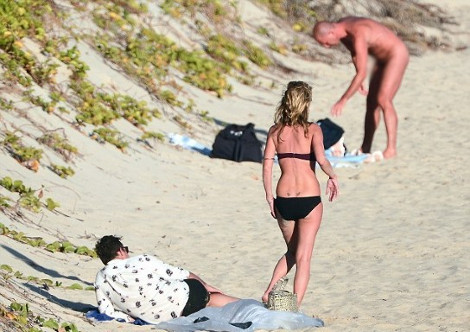 Οι ερωτικές περιπτύξεις της Κέιτ Μος με τον άνδρα της σε παραλία γυμνιστών - Φωτογραφία 4